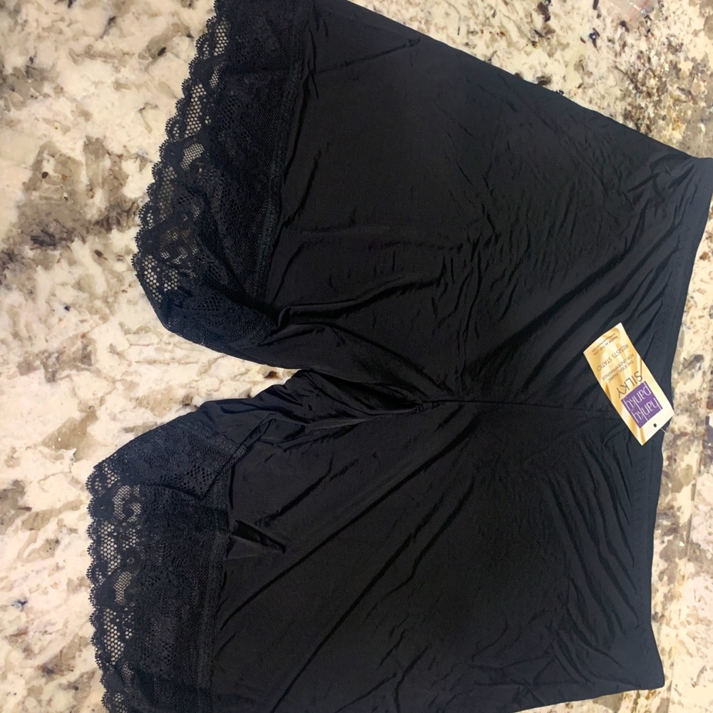 Silk short with lace